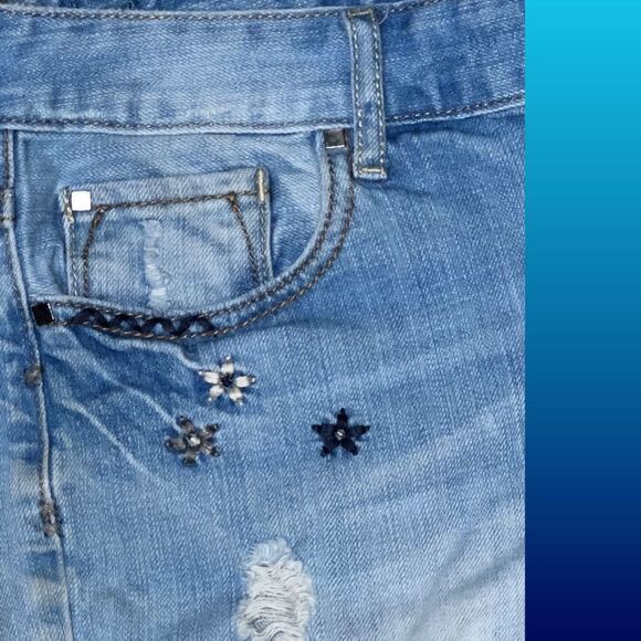 Maurices Light Wash Embroidered Low Rise Denim Cuffed Shorts Size 8 #45 - Picture 3 of 6